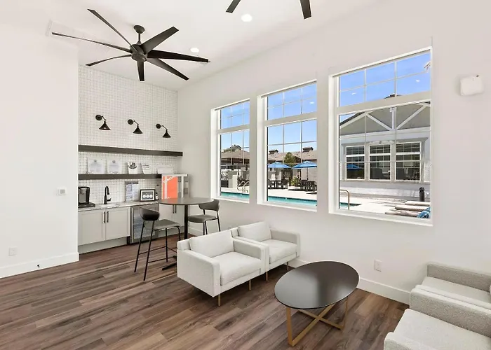 Landing Stylish 2Bd Gym Apartment *